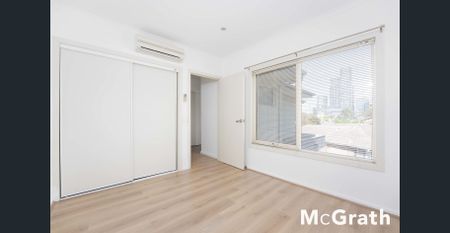 Stylish Two-Storey Townhouse Opposite Kingsley Gardens - Photo 2