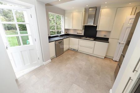 4 bedroom semi-detached house to rent - Photo 2