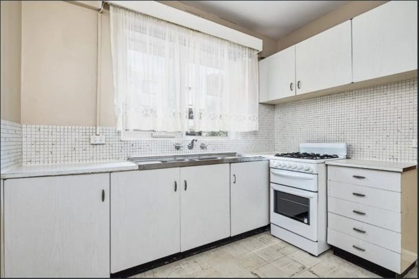 Prime Elwood Location with Space, Comfort & Convenience - Photo 1