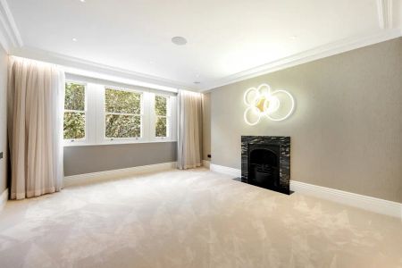 4 bedroom flat in London - Photo 3