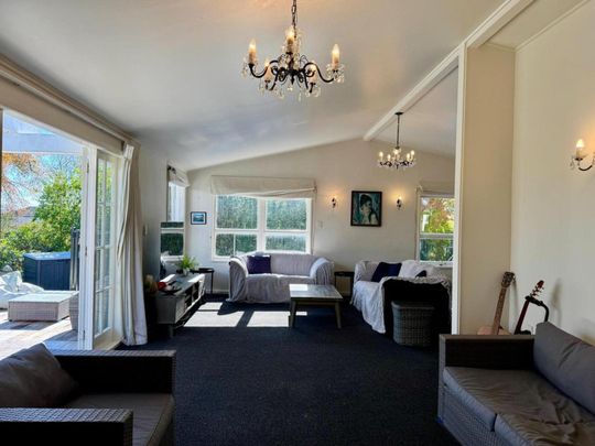 Private family home with pool in Havelock North - Photo 1