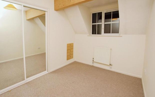 A rare one bedroom coach house with garage. The property is offered on an unfurnished basis from November - Photo 1