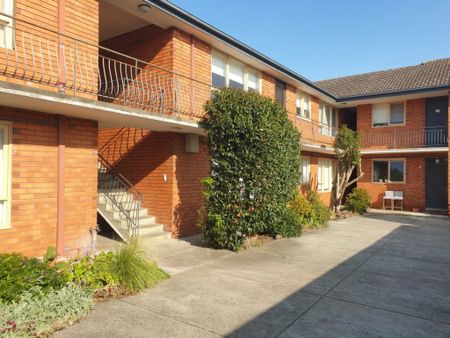 Ground Floor Fully Renovated 2-Bedroom Apartment - Photo 4