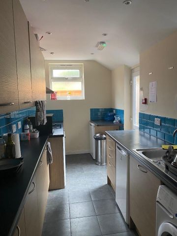 1 bedroom in a house share to rent - Photo 4