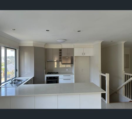 35 Hadrian Cr, Pacific Pines, Qld 4211 - Photo 4