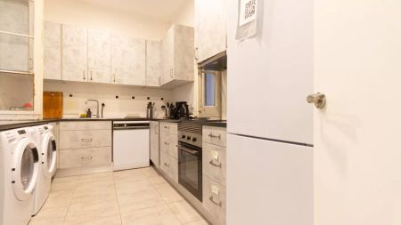 Room in a shared 11-bedroom apartment for rent in El Raval - Photo 4