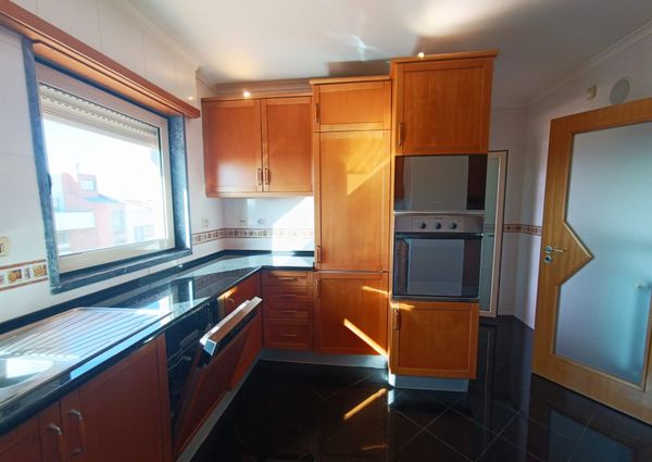 Apartamento T3 com Terraço Privativo para Arrendamento em Nova Queijas