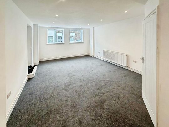 4 bedroom end of terrace house to rent - Photo 1