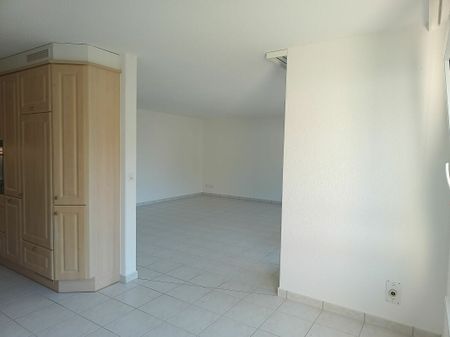 Helle, grosszügige 3.5-Zimmer Wohnung mit schöner Aussicht - Photo 3