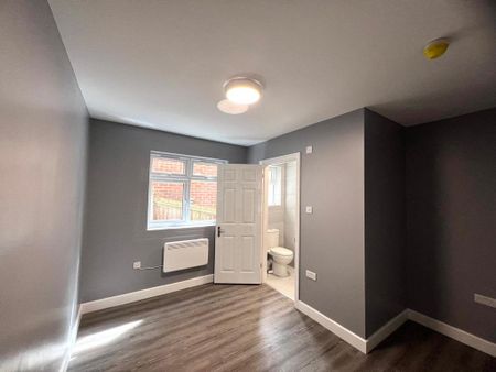 6 bedroom detached house to rent - Photo 2