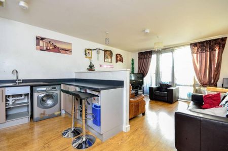 3 bedroom flat to rent - Photo 2