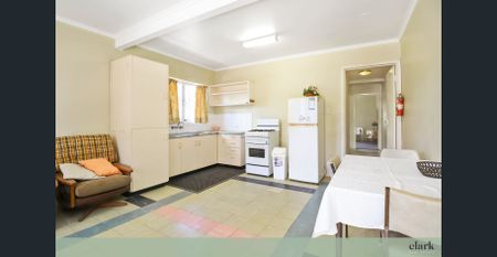 Spacious, furnished flat in prime Lutwyche location - Photo 3