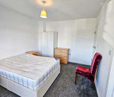 6 bedroom semi-detached house to rent - Photo 2