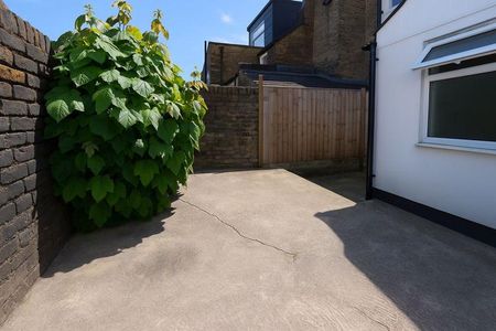 3 bedroom house to rent - Photo 3