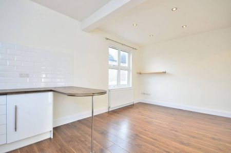 2 bedroom maisonette to rent - Photo 4