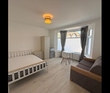 5 Bed Semi-Detached House, Pennine Drive, NW2 - Photo 1