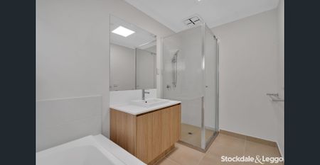 Modern and Spacious 4-Bedroom Townhouse - Photo 2