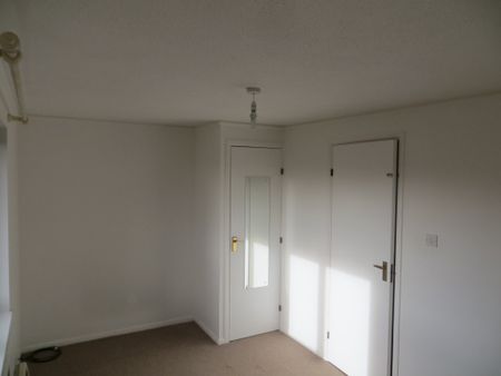 3 bed House - To Let - Photo 5