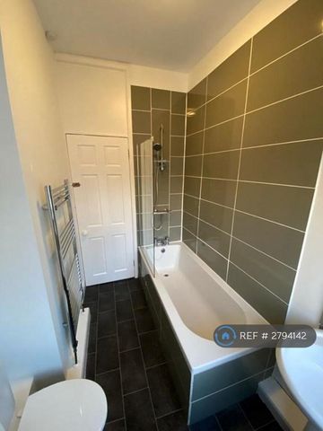 2 bedroom end of terrace house to rent - Photo 3