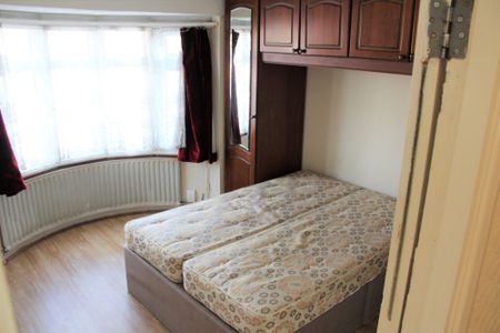 Cardington Square, Hounslow - Photo 4