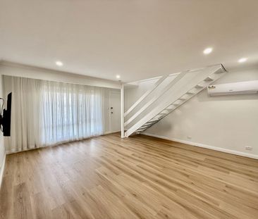 Perfect location! Renovated townhouse - Photo 1