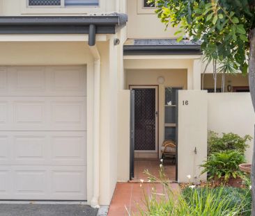 SPARKLING COASTAL TOWNHOUSE WITH CHÍC RENOVATED INTERIOR CONTACT JU... - Photo 2