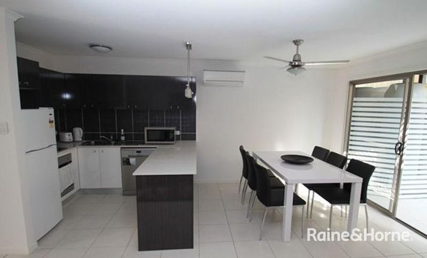 EXECUTIVE FULLY AIR-CONDITIONED 3 BEDROOM TOWNHOUSE IN THE HEART OF THE CITY - Photo 1