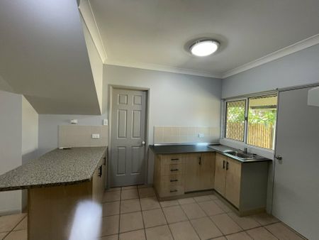 LARGE TOWNHOUSE !!! - Photo 4