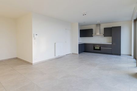 Instapklaar tweeslaapkamerappartement met terras - Photo 2