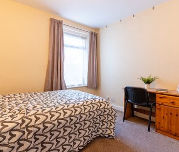 5 Bed Terraced House, Berkeley Road, SO15 - Photo 2