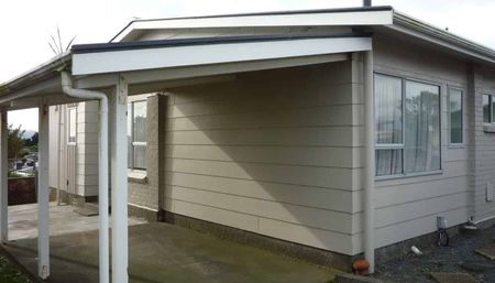 Sunny house with yard - Photo 3