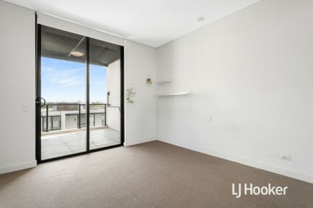 Stunning 2 Bedroom Apartment - Top Floor + Double Balcony! - Photo 5