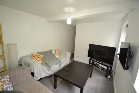 6 bedroom house to rent - Photo 2