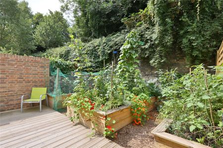 A beautiful three bedroom apartment with private garden. - Photo 3