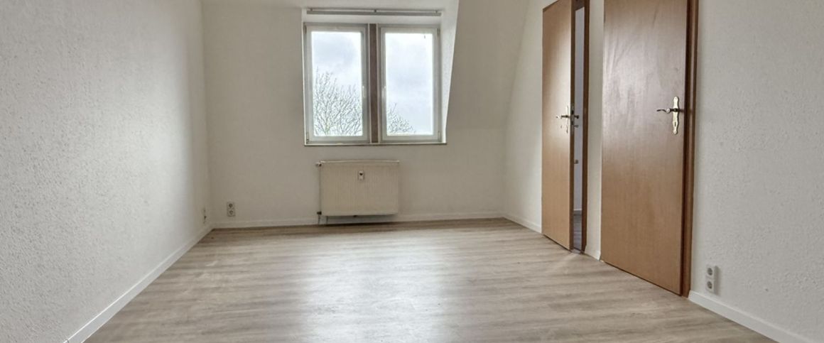 3-Raum • Dachgeschoss • schöner Grundriss • Bad mit Wanne • modernes Laminat • gepflegtes Haus - Photo 1