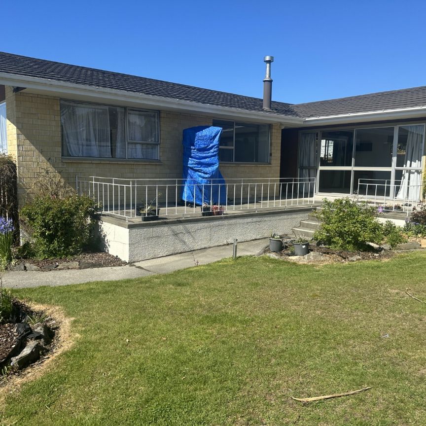 Family Living in Gleniti - Photo 1