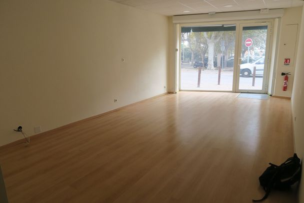 Location local commercial 4 pièces, 70.03m², Frontignan - Photo 1