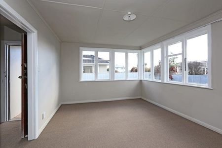 3 bedroom home in Akina - Photo 2