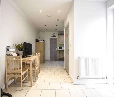 Churston Avenue, Plaistow, E13 - Photo 3