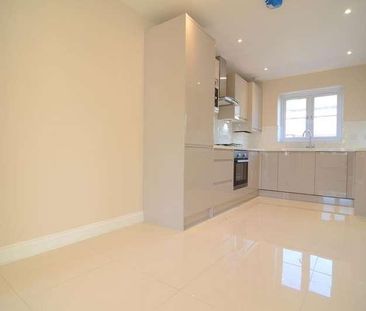 Queens Road, Farnborough, GU14 - Photo 2