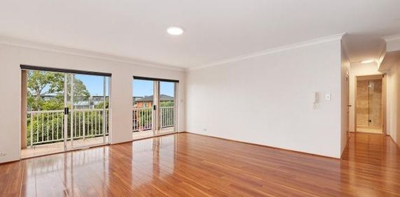 OVERSIZED THREE BEDROOM WITH PARKING! - Photo 2