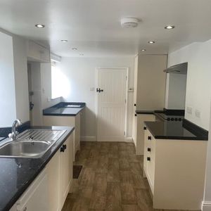 2 bedroom terraced house to rent - Photo 2