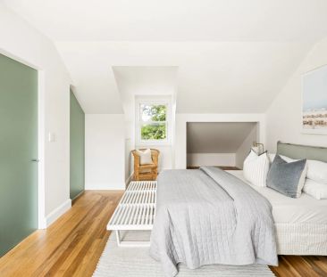 Split level loft-style retreat in boutique terrace conversion - Photo 4