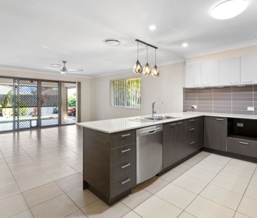 SPACIOUS 4 BEDROOM WITH ALL THE EXTRAS - 2 LIVING AREAS, DUCTED A/C... - Photo 2