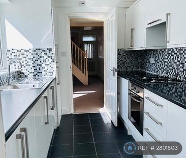 2 bedroom end of terrace house to rent - Photo 4