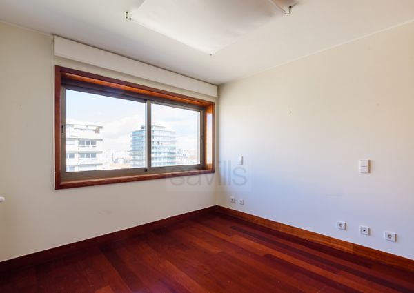 Apartamento T5 com vista mar em Matosinhos Sul