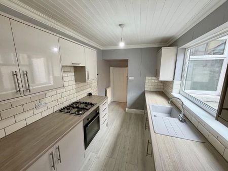 3 bedroom terraced house to rent - Photo 3