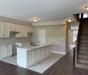 For Lease - 114 Kalinda Road, Newmarket, Ontario - Photo 1