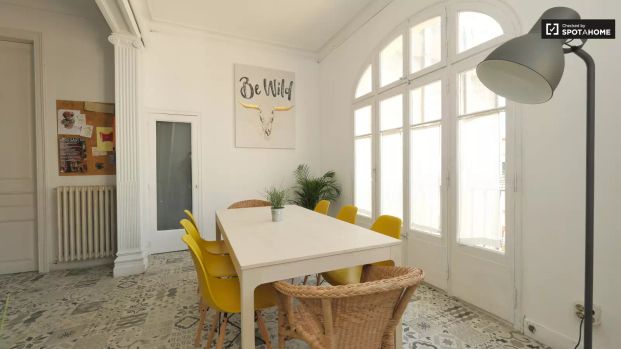 Room in a shared 11-bedroom apartment for rent in Vila de Gràcia, perfect for students and professionals. - Photo 1