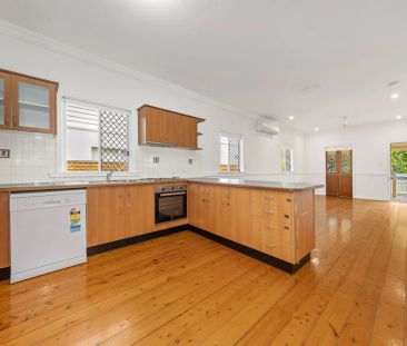 CHARMING THREE BEDROOM COTTAGE - GREAT LOCATION! - Photo 2